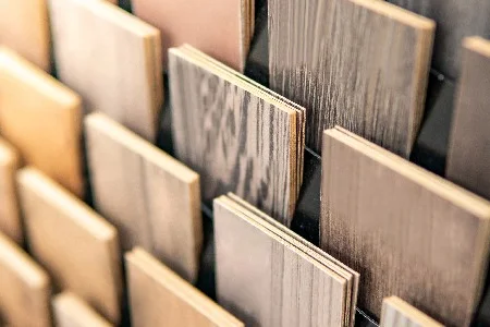 Holzlatten in verschiedenen Farben